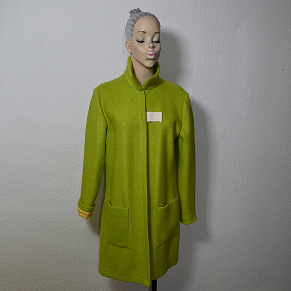 Mit dem pebody Upcycling Design Mantel, erhältst Du ein einzigartiges Unikat und unterstützt Nachhaltigkeit „made in Germany” mit Mode aus Leverkusen.